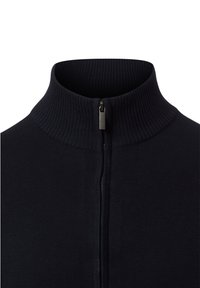 Donkerblauwe trui met rits en kraag, met een geribbelde textuur, voorzien van een korte hals en een metalen ritssluiting. Zachte gebreide stof.