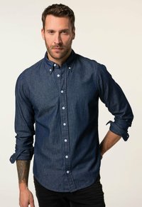 Ciemnoniebieska koszula dżinsowa z kołnierzykiem na guziki, długimi rękawami podwiniętymi przy mankietach i jasnoniebieskimi guzikami. Gładka tekstura, casualowy design.