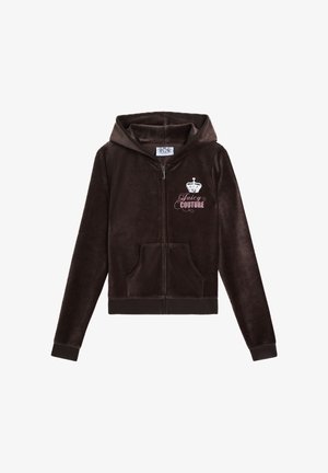 Dunkelbrauner Velours-Zip-Hoodie mit einer frontalen Tasche, Kapuze und dem aufgestickten "Juicy Couture"-Logo mit einer Krone auf der Brust.