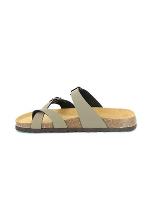 Sandalo da uomo con punta aperta, cinturini incrociati verde oliva, fibbia regolabile, soletta in sughero e suola marrone testurizzata, visto di lato.