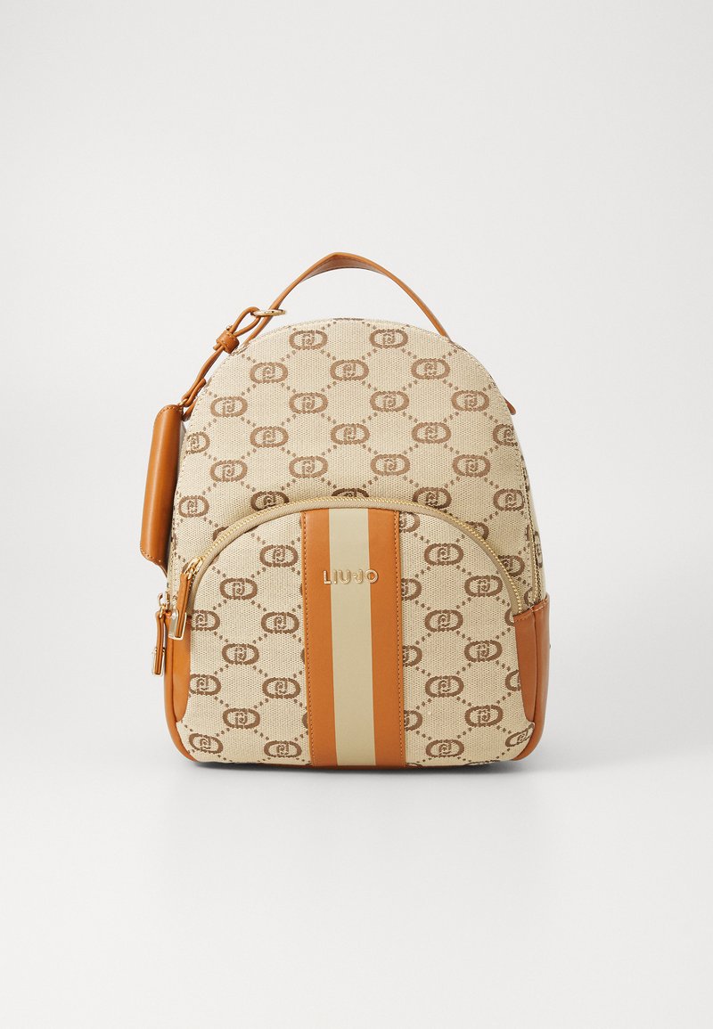 Mochila de tela bege com um padrão de logótipos repetido, detalhes em pele laranja, um bolso frontal com fecho e uma alça superior.