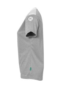 Grijze korte mouwen t-shirt met een ronde hals, gemaakt van een katoenmix. Heeft een witte accenten op de schouders en een logo op de linker mouw.