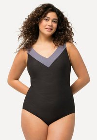 Maillot de bain une pièce noir avec un motif de vagues texturé, présentant un col en V en tissu gris contrastant aux épaules.