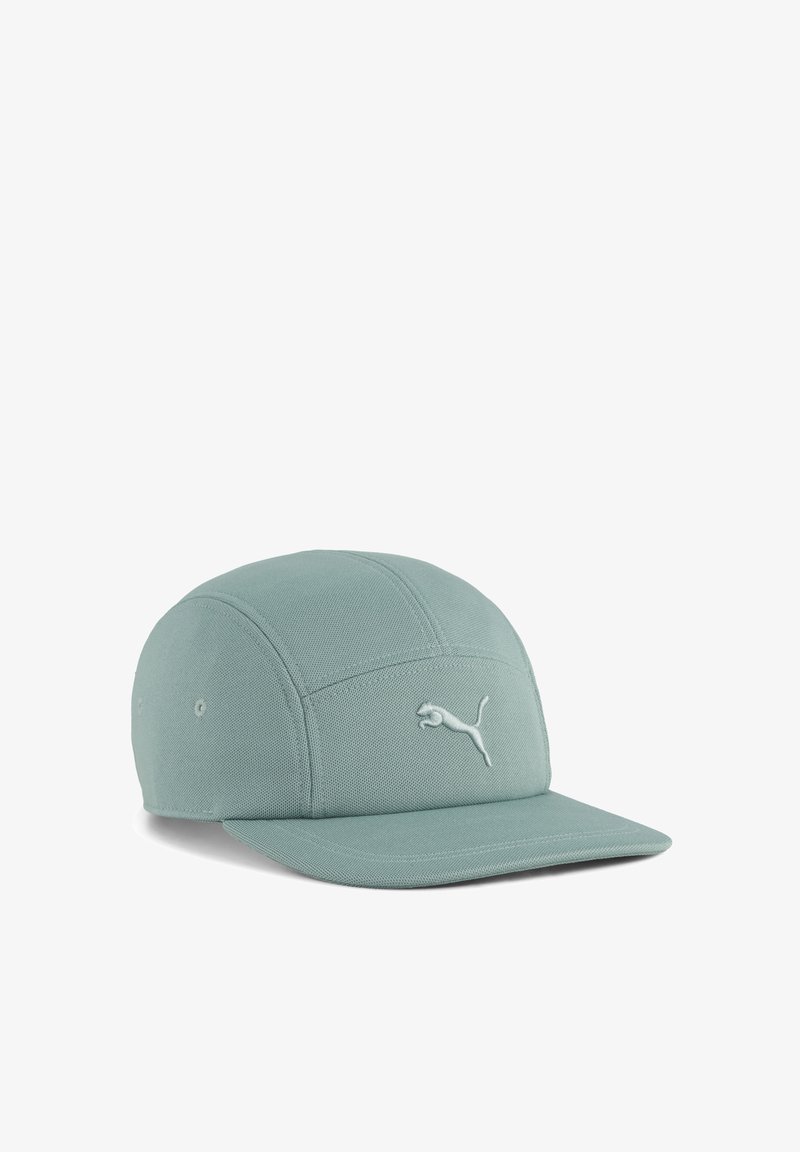 Gorra verde menta hecha de tela texturizada con un ala plana. Presenta un logotipo bordado en blanco en la parte frontal. Incluye cinco ojales de ventilación.