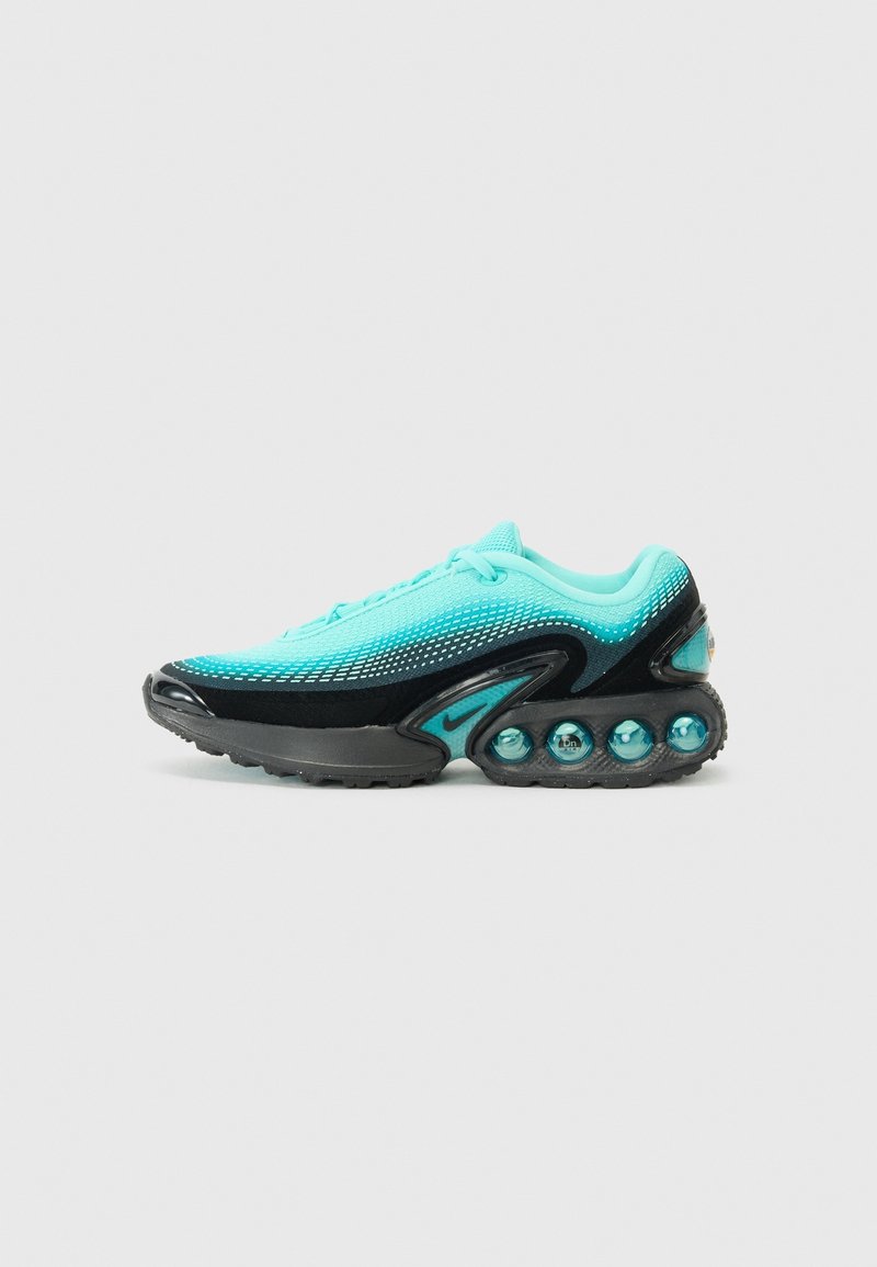 Scarpe sportive turchesi e nere con tomaia in rete, ammortizzazione ad aria e soletta testurizzata. Presentano cinque bolle d'aria sul tallone.