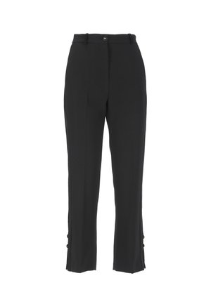 Pantaloni neri su misura con chiusura frontale a bottoni, fronte piatto e fessure laterali con bottoni decorativi all'orlo; texture liscia.