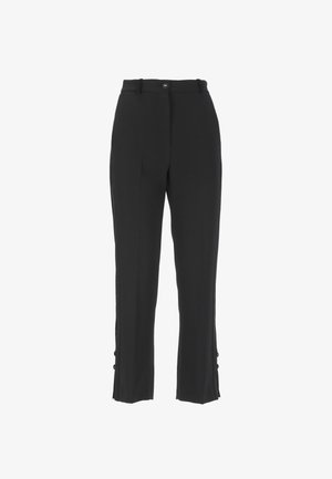 Pantaloni neri su misura con chiusura frontale a bottoni, fronte piatto e fessure laterali con bottoni decorativi all'orlo; texture liscia.