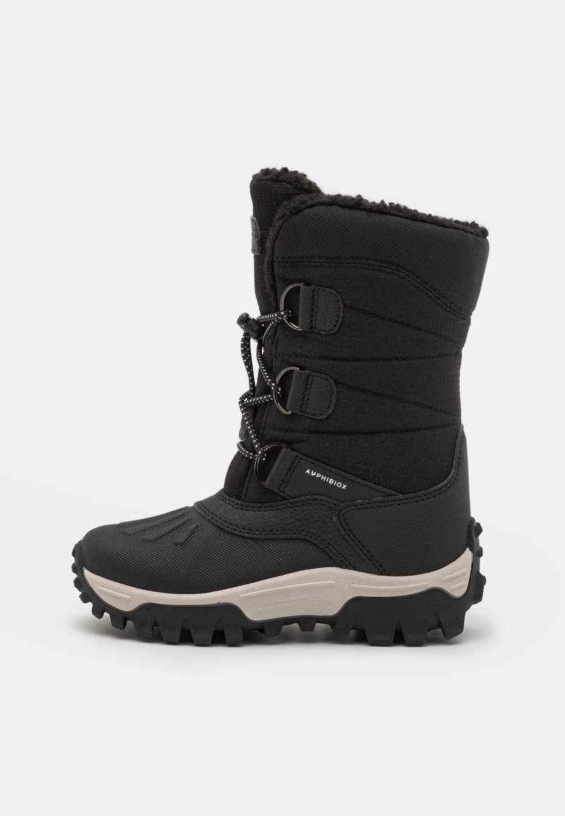 Botas de invierno impermeables negras con un upper texturizado, tres correas de sujeción y una suela de goma resistente para un agarre en diversos terrenos.