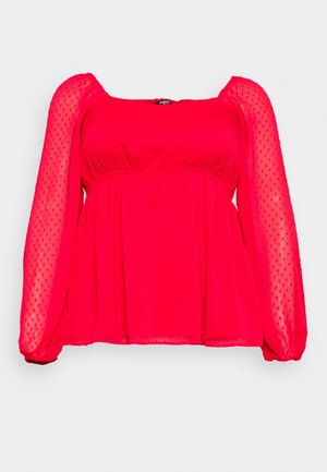 Rotes, langärmeliges Oberteil mit quadratischem Ausschnitt und texturiertem, durchsichtigem Stoff. Das Oberteil ist gerafft und locker geschnitten, wodurch die Taille betont wird.