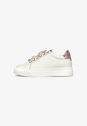 Zapatilla blanca de corte bajo con lengüeta en el talón de color rosa metálico, accesorio para cordones con patrón de serpiente y detalle de pedrería cerca de los cordones.