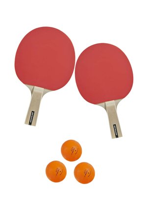 Due racchette da ping pong rosse e tre palline da ping pong arancioni disposte su uno sfondo bianco.