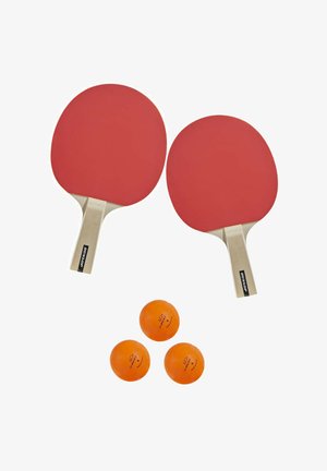 Due racchette da ping pong rosse e tre palline da ping pong arancioni disposte su uno sfondo bianco.