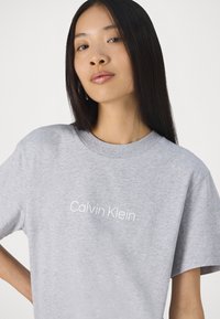 Calvin Klein HERO LOGO REGULAR - Triko s potiskem - light grey