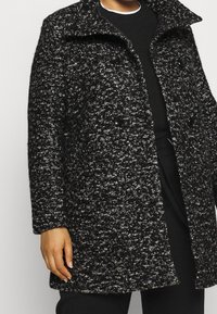 ONLY Carmakoma Klassisk kappa / rock - black