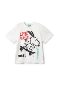 Camiseta blanca con Snoopy haciendo skate, con el texto en graffitis: "Live Fast" en rojo, "Rebel" en negro y "Snoopy" en azul.
