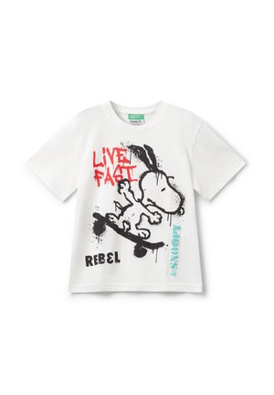 Weißes T-Shirt mit Snoopy, der Skateboard fährt, und rotem Graffiti-Text "Live Fast", schwarzem "Rebel" und blauem "Snoopy".