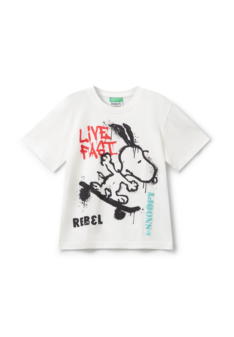Camiseta blanca con Snoopy haciendo skate, con el texto en graffitis: "Live Fast" en rojo, "Rebel" en negro y "Snoopy" en azul.