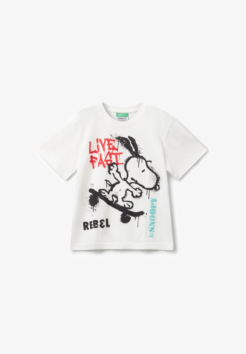 Camiseta blanca con Snoopy haciendo skate, con el texto en graffitis: "Live Fast" en rojo, "Rebel" en negro y "Snoopy" en azul.