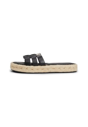 Sandale noire à enfiler avec trois larges brides et une semelle beige tressée épaisse.