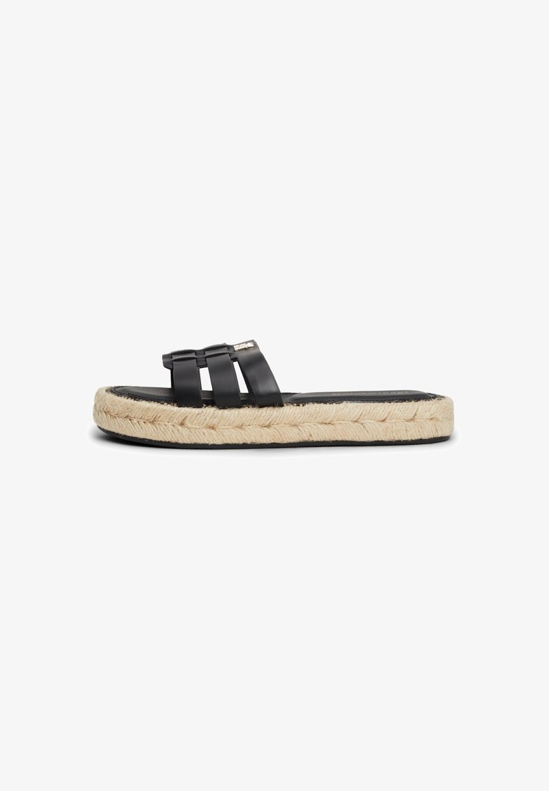 Sandale noire à enfiler avec trois larges brides et une semelle beige tressée épaisse.