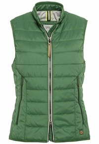 Gilet matelassé vert avec col haut, fermeture éclair avant et deux poches latérales. Présente une doublure intérieure contrastante et des détails en zip.