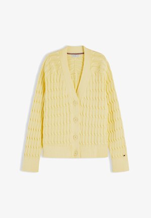 Κίτρινη πλεκτή ζακέτα με σχέδιο πλέξης καναλιού, V-λαιμόκοψη, μακριά μανίκια, τέσσερα κουμπιά μπροστά και ριμπ μανσέτες και κάτω άκρη.