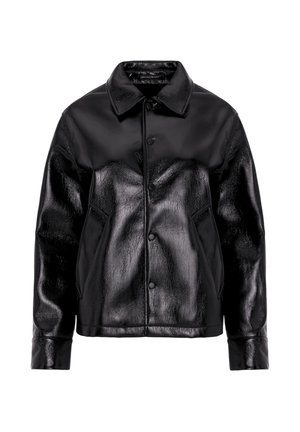 Veste noire brillante en cuir synthétique avec manches longues, col, boutons sur le devant et poches latérales en biais, présentée sur fond blanc.