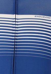 Sininen urheiluvaate, jossa on pystysuorat vetoketjut ja vaakasuorat valkoiset raidat. Sileä pinta ja istuva muotoilu, valmistettu kosteutta siirtävästä materiaalista.