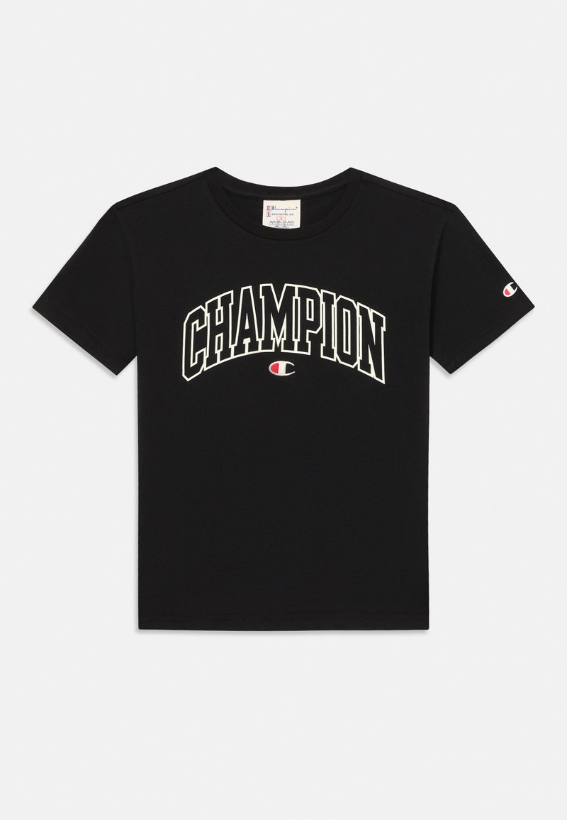 Must mustal t-särk, millel on suur kaarjas "CHAMPION" trükk valge värviga ja väike logo tempel vasakul varrukal. Lühikesed varrukad ja ringkaelus.