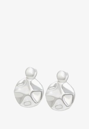 Ein Paar glänzende silberne runde Ohrringe mit einem abstrakten, facettierten Oberflächendesign und glatten sphärischen Stechern.