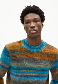 Strickpullover mit blauen, orangen und braunen Streifen, rundem Halsausschnitt und strukturiertem Stoff. Kurze Ärmel und lockere Passform.