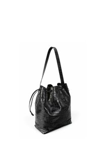 Borsa a secchiello nera in pelle sintetica effetto coccodrillo con chiusura a coulisse e una tracolla singola su sfondo bianco.