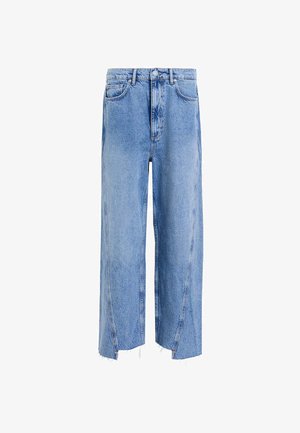 Lyseblå denimjeans med løs passform, høy midje, vide ben, rå kanter og synlige sømdetaljer.