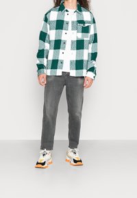 YOUNG POETS Lehká bunda - dark green