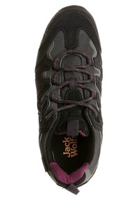 Svart och grå vandringsko med nät- och mockamaterial, som har lila detaljer, texturerad yta och förstärkt tåspets.