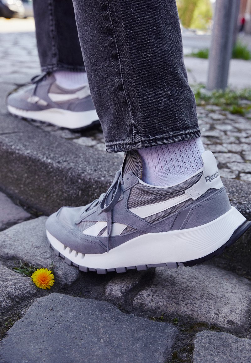 Reebok Classic CLASSIC LEGACY UNISEX - Trainers - mgh solid grey/pure ...