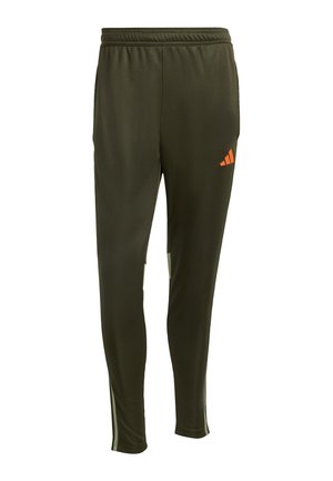 Grønne sportsbukser lavet af glat, let stof, med elastisk talje, orange logo og hvide sideaccenter.