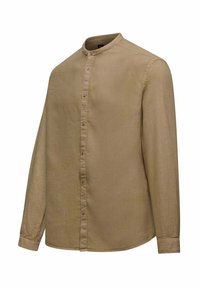 Camicia a maniche lunghe con bottoni in un tessuto marrone chiaro, caratterizzata da un colletto alla mandarina e una superficie liscia con cuciture visibili lungo le cuciture.