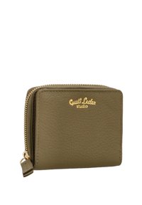 Olivgrüner, strukturierter Leder-Geldbeutel mit goldenem Reißverschluss und goldgeprägtem Schriftzug "Gusti Leder studio" auf der Vorderseite.