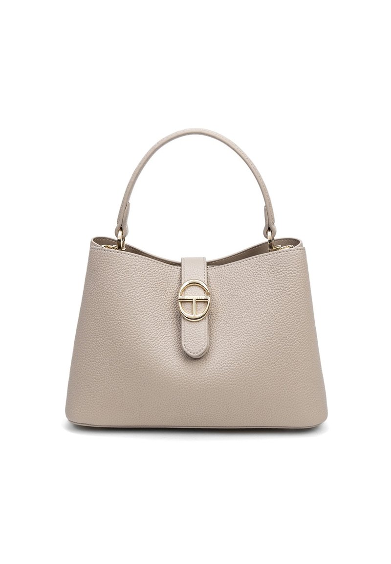 Borsa a mano in pelle beige con una finitura testurizzata, un manico singolo e un accent d'oro circolare in metallo su un cinturino di pelle.