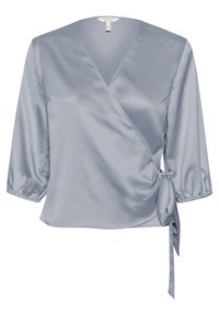 Top avvolgente in satin azzurro chiaro con maniche a tre quarti, scollo a V, dettaglio con laccio laterale e tessuto leggermente arricciato lungo il busto e le maniche.