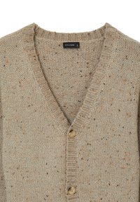 Beige gestrickte Strickjacke mit V-Ausschnitt, die aus strukturiertem Stoff mit mehrfarbigen Fäden besteht. Zwei Knöpfe sind an der Vorderseite angebracht.