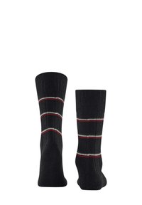 Calcetines negros con textura acanalada, que presentan tres rayas horizontales en rojo, blanco y gris. Forma estándar de calcetín con parte superior reforzada.