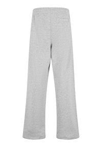 Gaiši pelēkas, vidēji augstas sportiskas bikses, kas izgatavotas no mīksta kokvilnas materiāla, ar brīvu piegriezumu, platām kājām un vienu aizmugures kabatu.