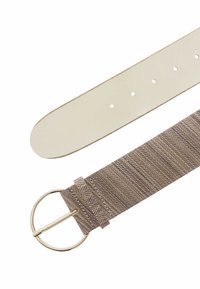 Bælte med en glat cremefarvet læderbagside og et tekstureret, vævet beige rem. Har en guldfarvet cirkulær spænde og flere justeringshuller.