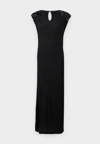 Robe maxi noire avec un décolleté en V et un dos clé. Présente des accents d'épaules ornés et une fente sur le côté pour une touche supplémentaire. Texture de tissu lisse.