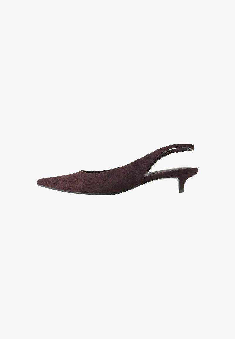 Chaussure à talon kitten slingback en daim marron foncé avec bout pointu et talon bas incurvé, vue de profil.