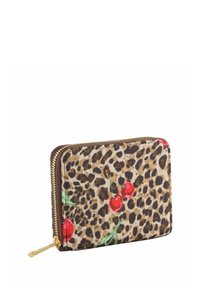 Petit portefeuille rectangulaire avec un motif léopard marron et des cerises rouges, doté d'une fermeture éclair dorée.