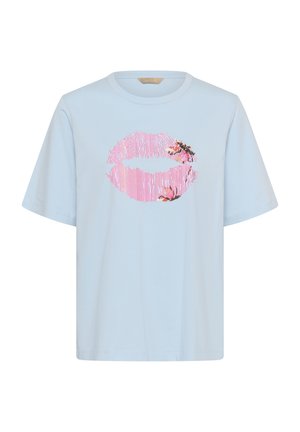 Hele sinine puuvillane T-särk, millel on roosade huulte ja lillede graafika, lühikeste varrukate ja ümara kaelusega.