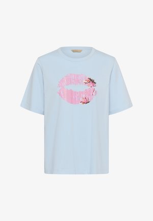 Svetlomodra bombažni majica s potiskom rožnatih ustnic in cvetličnimi detajli, z kratkimi rokavi in okroglim izrezom.
